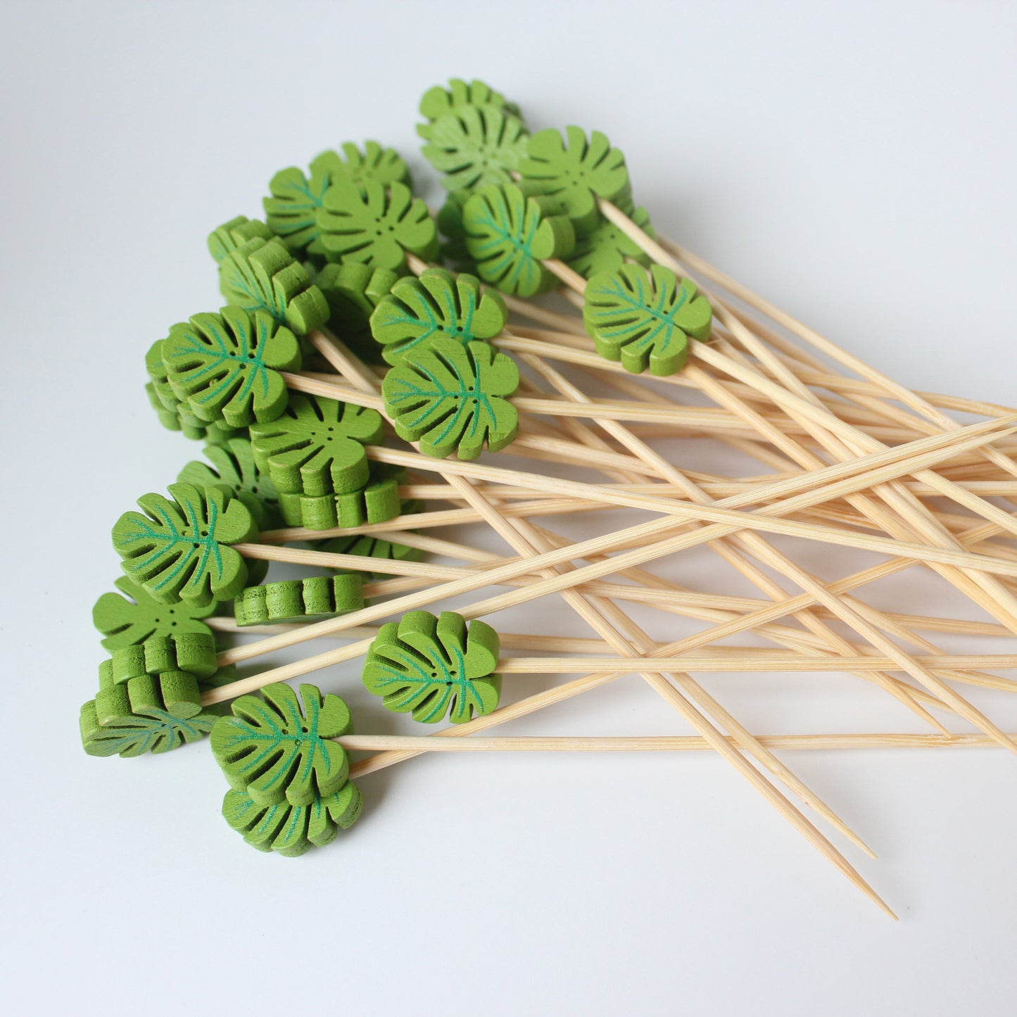 12 cm lange Bambusspieße mit grünen Blättern, 100 Stück | Kleine Blätter / Runde Blätter | Cocktailspieße, Speisenspieße, Obst- und Dessertspieße | Großhandelspreise ab Werk