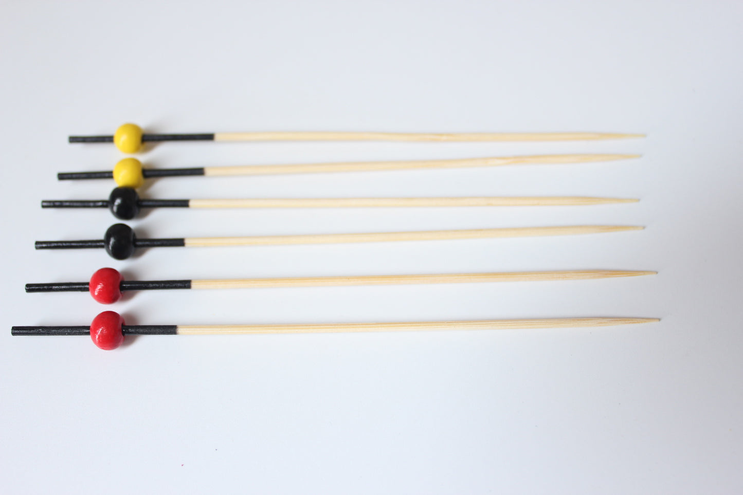 12 cm lange Bambus-Speisespieße &amp; Cocktailspieße mit Zierperlen – 100 Stück/Packung | Großhandelspreise ab Werk